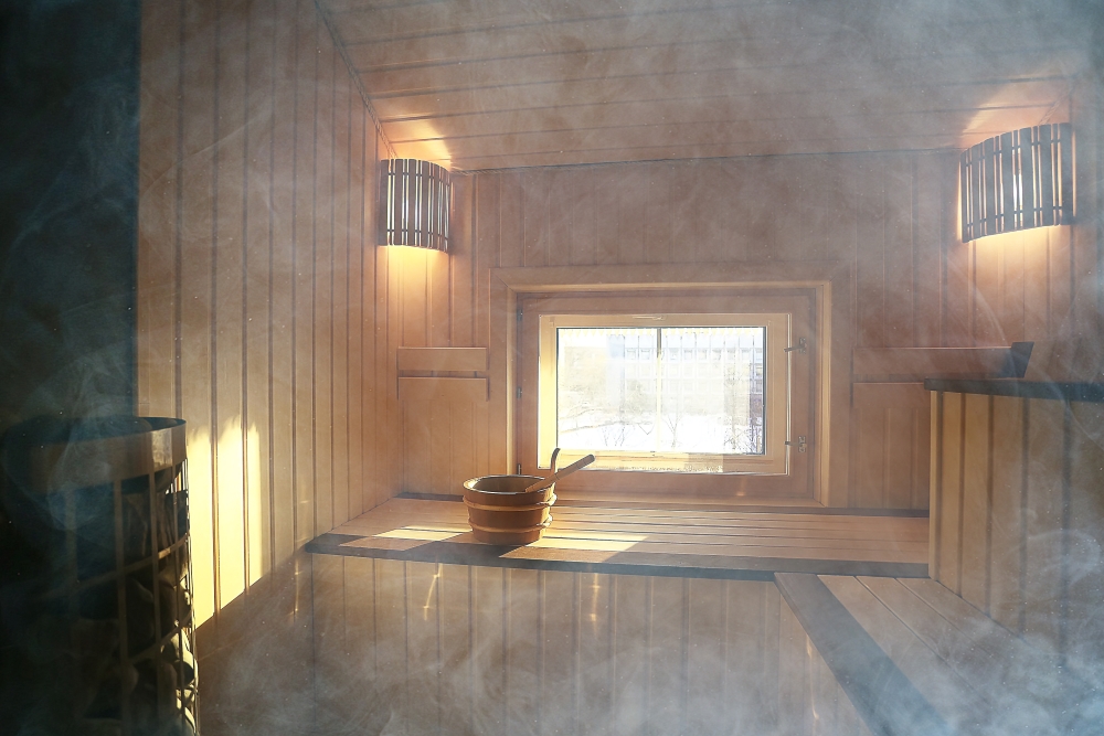 Parní sauna vypadá jako finská, jen je v ní víc páry a vzdušné vlhkosti.