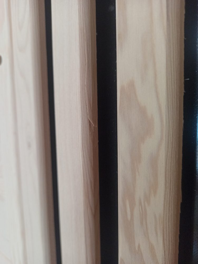 Obrázek zobrazuje: Detail nekvalitně opracovaného dřeva s třískami