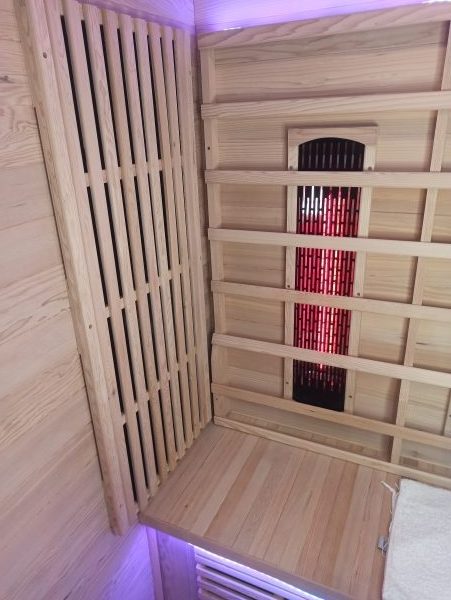 Obrázek zobrazuje: Některé sauny kombinují plně spektrální zářiče s karbonovými