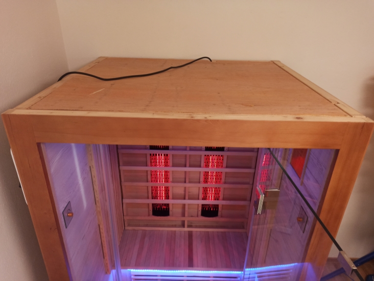 Obrázek zobrazuje: Infračervenou saunu stačí jen zapojit do zásuvky a hned funguje