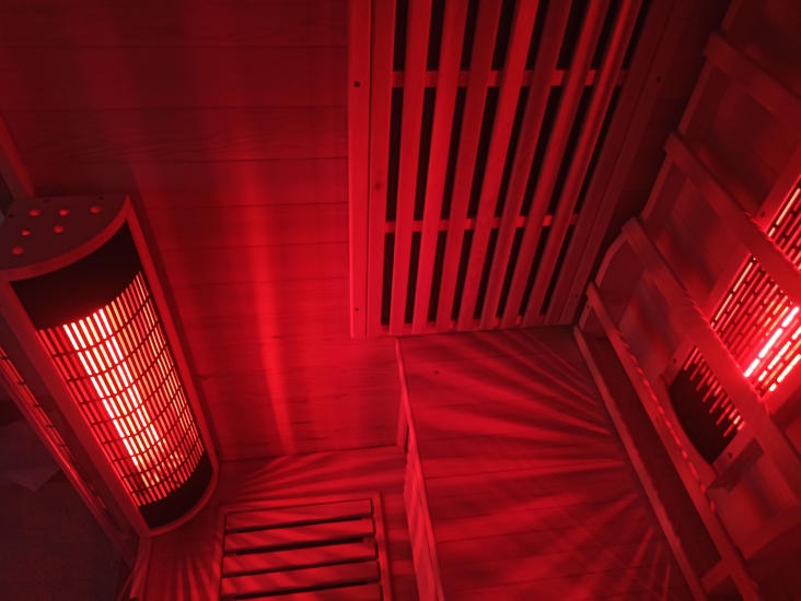 Obrázek zobrazuje: Plně spektrální zářiče vydávají příjemné červené světlo, můžete ho podpořit LED červeným osvětlením - 1