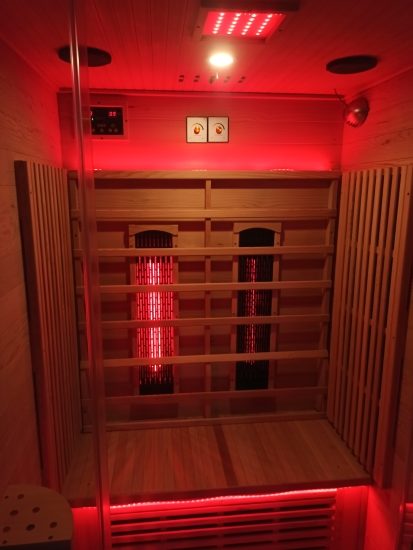 Obrázek zobrazuje: Plně spektrální zářiče vydávají příjemné červené světlo, můžete ho podpořit LED červeným osvětlením -2
