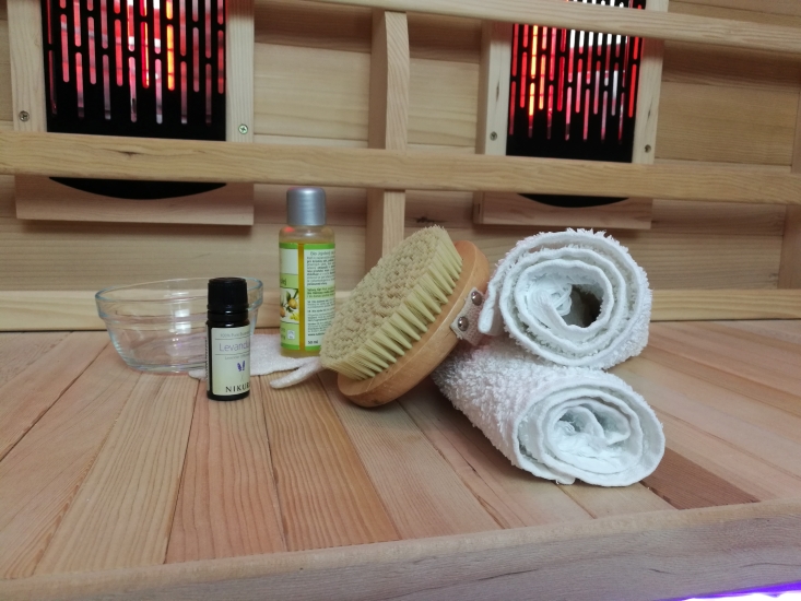 Obrázek zobrazuje: V infrasauně můžete relaxovat za pomocí aromaterapie nebo jemné masáže