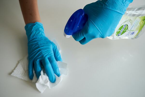 Obrázek zobrazuje: K čištění vířivky používejte jemné pomůcky a vezměte si rukavice